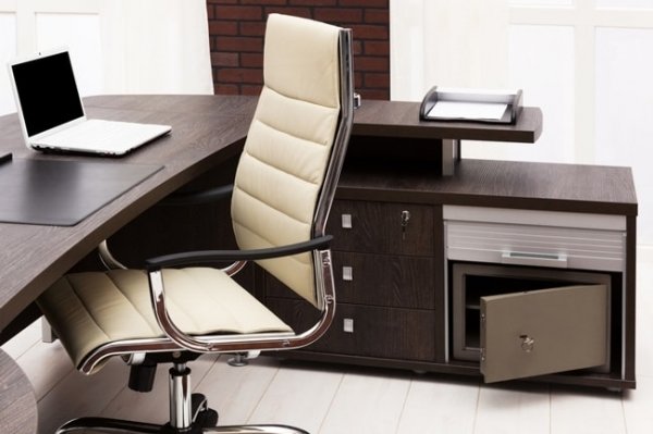 Современный сейф в офисном интерьере.