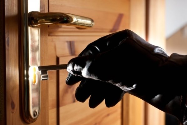 Двери и окна - самые распространенные пути проникновения.