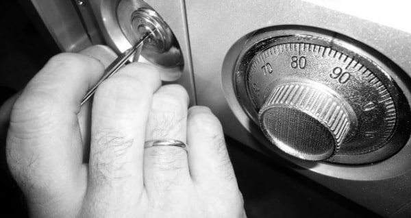 Как открыть сейф, если потерян ключ