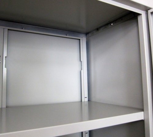 Съемная полка, переставляемая по высоте.