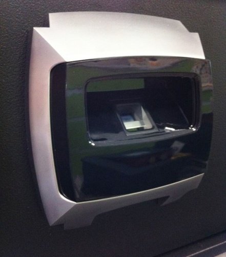 Сейф TECHNOMAX FPP/3 — биометрический сенсор замка.