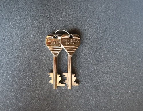 Ключи от замка Lowe&Fletcher.