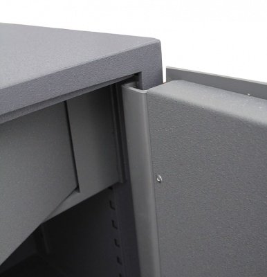 Скоба для усиления со стороны дверных петель.