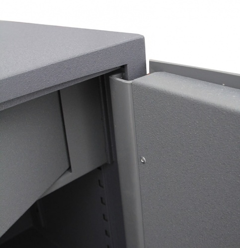 Скоба для усиления со стороны дверных петель.