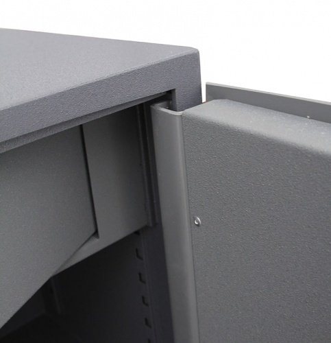 Скоба для усиления со стороны дверных петель.